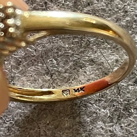 14k gold and Princess cut Peridot ring - Picture 11 of 12